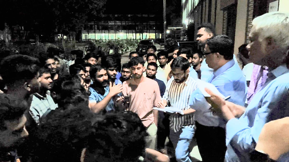 স্থায়ী ক্যাম্পাস নির্মাণের দাবিতে বিক্ষোভের মধ্যে শিক্ষার্থীদের সঙ্গে কথা বলেন উপাচার্যসহ অন্য শিক্ষকেরা। গতকাল রাতে অস্থায়ী ক্যাম্পাস গুরুদয়াল সরকারি কলেজ প্রাঙ্গণে