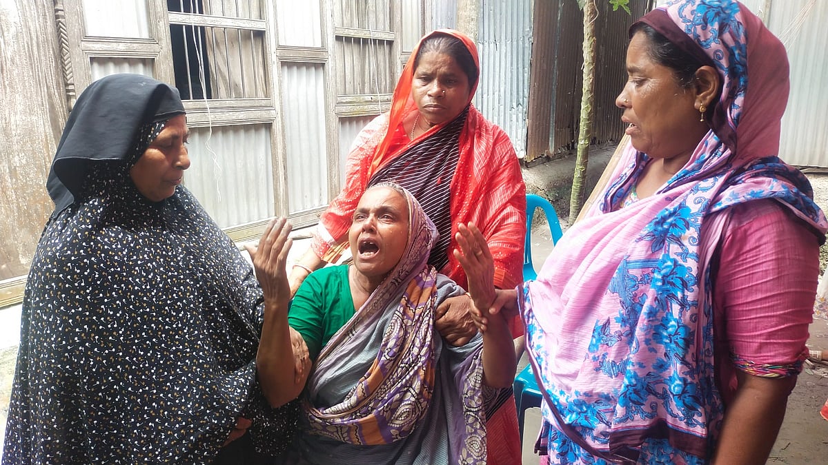 ছেলে হারানোর শোকে আহাজারি করছেন কাইয়ুমের মা সালেহা বেগম। আজ শুক্রবার দুপুর সাড়ে ১২টার দিকে মুন্সিগঞ্জের সিরাজদিখান উপজেলার রসুনিয়া ইউনিয়নের খিলপাড়া এলাকায়