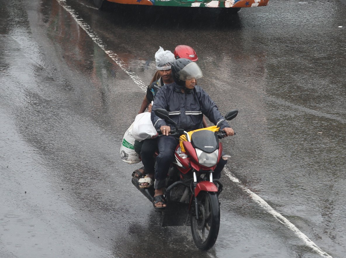 সকাল থেকে কখনো মুষলধারে, কখনো গুঁড়ি বৃষ্টি অব্যাহত রয়েছে। এতে ভোগান্তিতে পড়েছে মানুষ। আজ সকালে ঢাকা–চট্টগ্রাম মহাসড়কের সীতাকুণ্ডের বাদামতলী এলাকায়