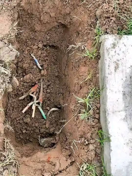 মাটি খুঁড়ে মাটির নিচ দিয়ে স্থাপন করা তার কেটে নেওয়া হয়েছে