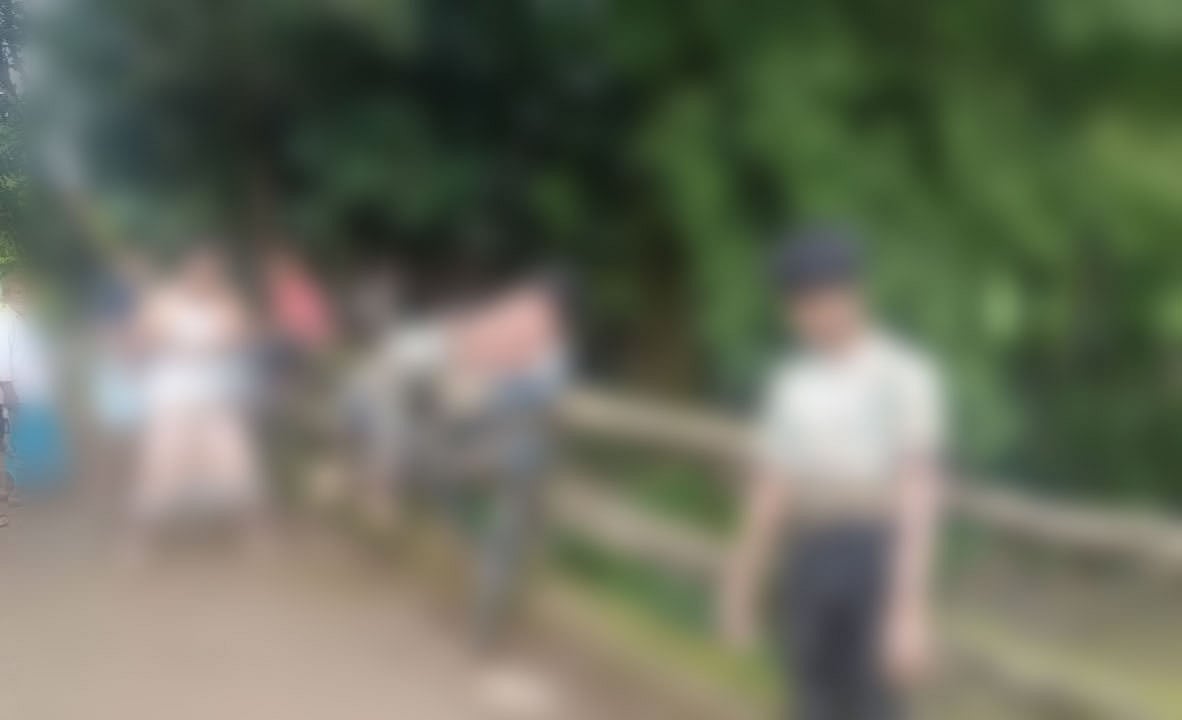 চোর সন্দেহ তিন কিশোরকে রশি দিয়ে বেঁধে পেটানো হচ্ছে। আজ ভোরে চট্টগ্রামের ফটিকছড়ির কাঞ্চননগর ইউনিয়নে