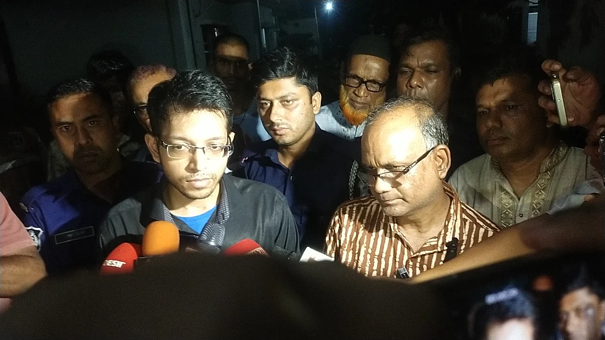 সাংবাদিক বিভুরঞ্জন সরকারের লাশ শনাক্ত করার পর সাংবাদিকদের সঙ্গে কথা বলেন তাঁর ভাই চিররঞ্জন সরকার ও ছেলে ঋত সরকার। শুক্রবার রাতে মুন্সিগঞ্জ জেনারেল হাসপাতালে  