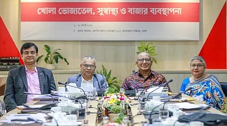 গোলটেবিল বৈঠকে (বাঁ থেকে) মোহাম্মদ শোয়েব, মোহাম্মদ আলীম আখতার খান, খন্দকার আব্দুল আউয়াল রিজভী ও নাজমা শাহীন। গতকাল ঢাকায় প্রথম আলো কার্যালয়ে