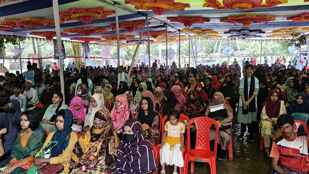শিখো-প্রথম আলো জিপিএ-৫ সংবর্ধনা অনুষ্ঠানে সাতক্ষীরার শিক্ষার্থী অভিভাবকদের একাংশ