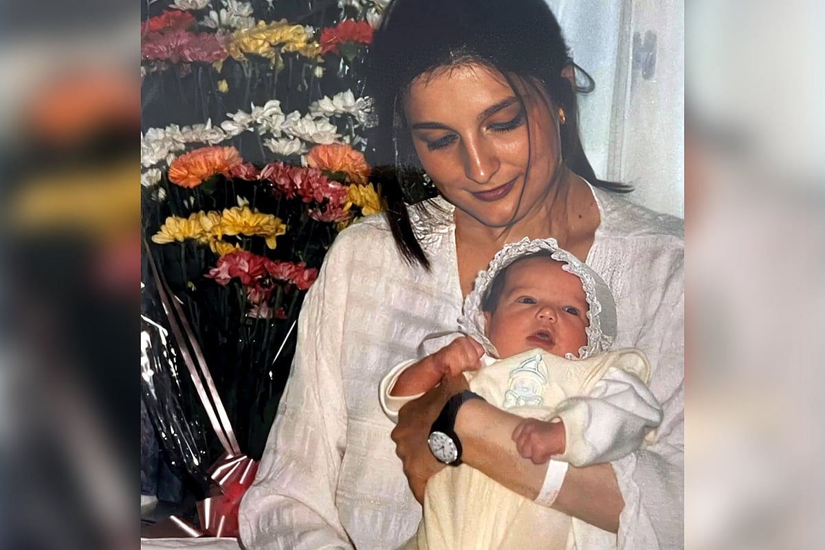 মায়ের কোলে ডুয়া লিপা। গায়িকার ইনস্টাগ্রাম থেকে