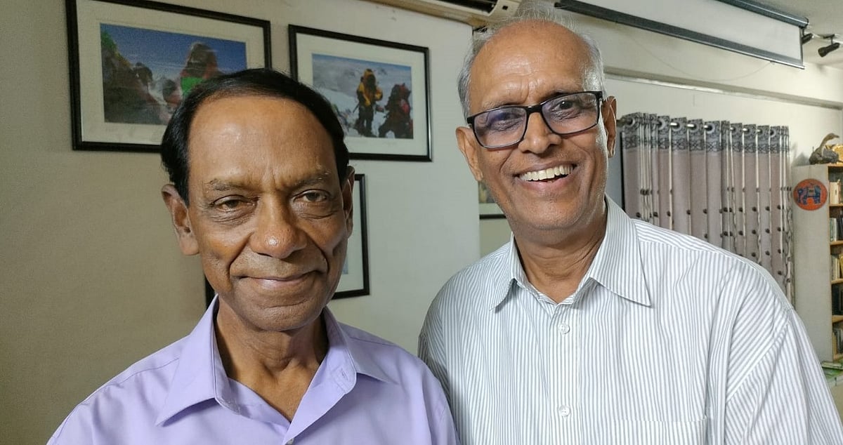 ইনাম আল হকের (বাঁয়ে) সঙ্গে একান্তে লেখক