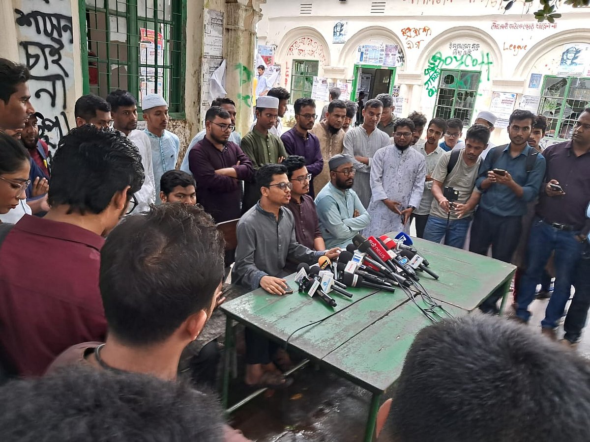 ডাকসু নির্বাচন নিয়ে সংবাদ সম্মেলনে ইসলামী ছাত্রশিবিরের নেতারা। আজ শুক্রবার বিকেলে ঢাকা বিশ্ববিদ্যালয়ের মধুর ক্যানটিনের সামনে