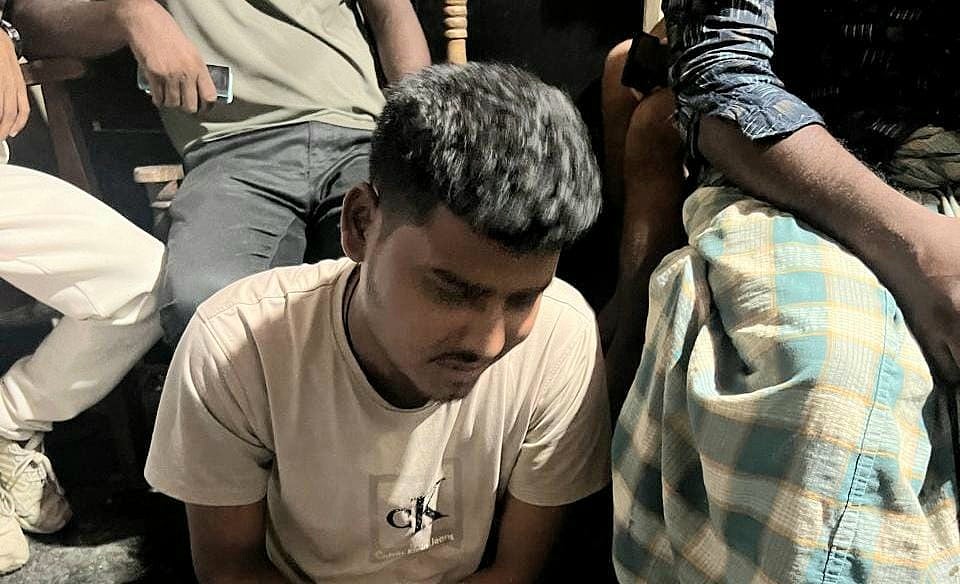 গতকাল রাতে তাহিরপুর উপজেলার মধ্য তাহিরপুর এলাকা থেকে গ্রেপ্তার হন টিটন বিশ্বাস