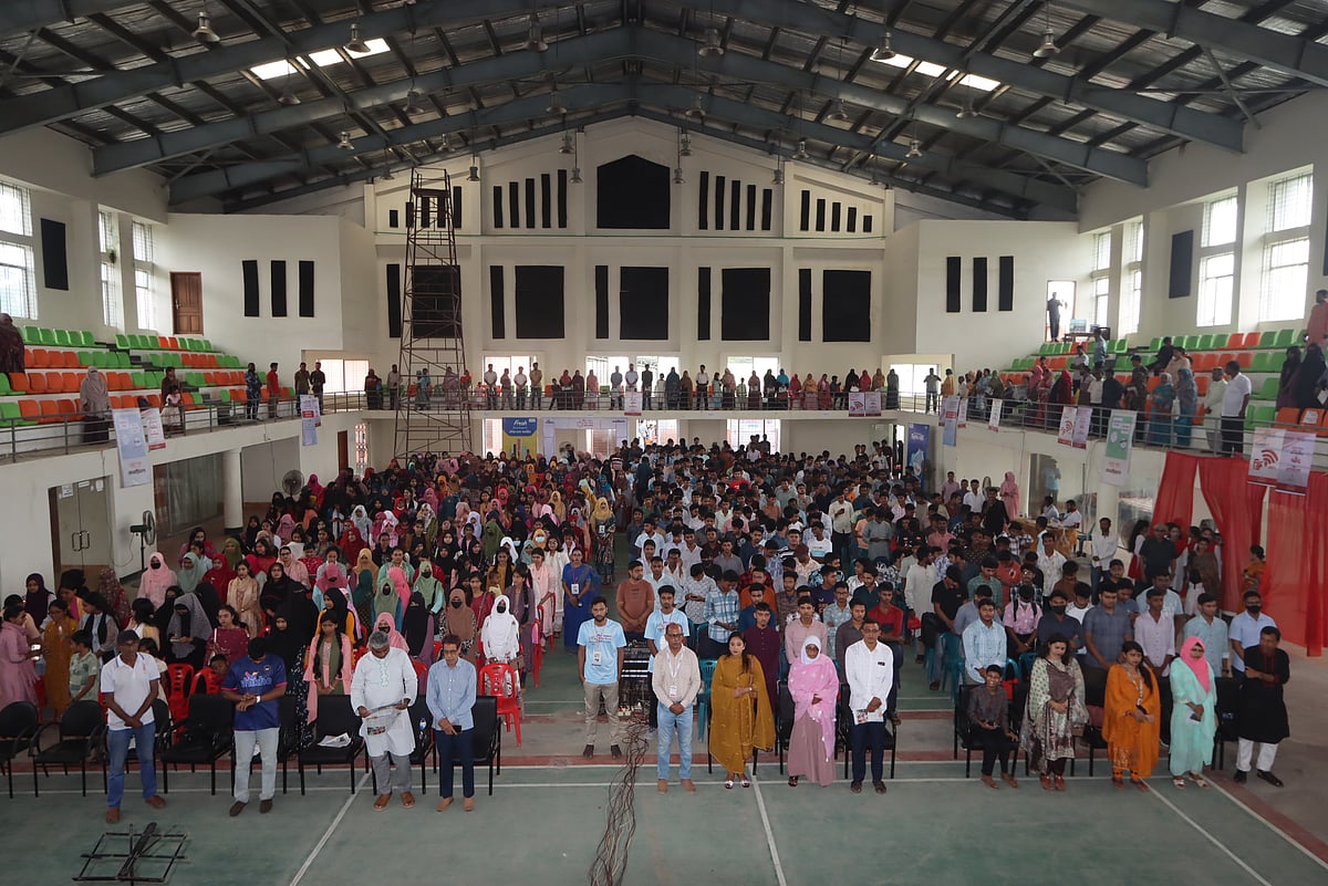 সকাল পৌনে দশটার মধ্যেই মিলনায়তন ভর্তি হয়ে যায় শিক্ষার্থী ও অভিভাবকে। আজ শনিবার গাইবান্ধার ইনডোর স্টেডিয়ামে