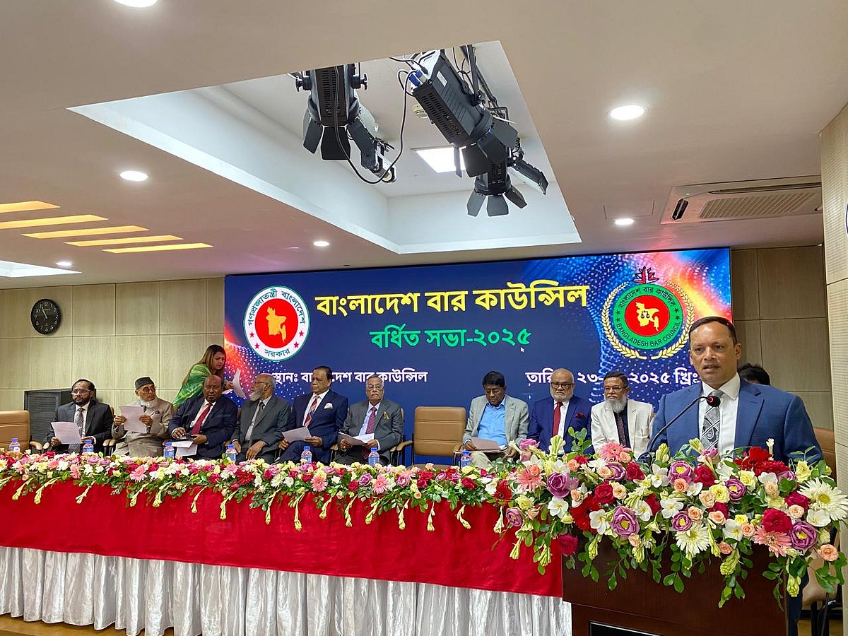 বাংলাদেশ বার কাউন্সিলের বর্ধিত সভায় বক্তব্য দেন বার কাউন্সিলের কার্যনির্বাহী কমিটির চেয়ারম্যান মো. রুহুল কুদ্দুস। আজ শনিবার বার কাউন্সিলের মাল্টিপারপাস হল রুমে