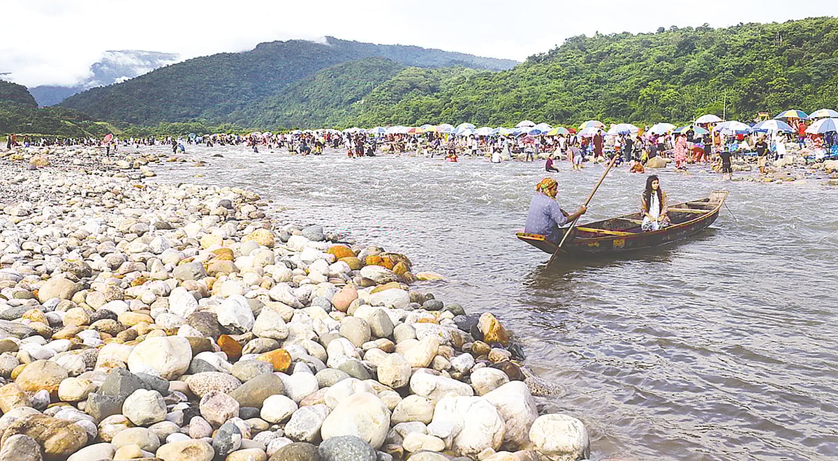 সিলেটের কোম্পানীগঞ্জ উপজেলায় সাদাপাথর পর্যটন এলাকা ধীরে ধীরে ফিরছে আগের রূপে। গতকাল ছুটির দিনে পর্যটকদের ভিড় ছিল চোখে পড়ার মতো। গতকাল বিকেলে