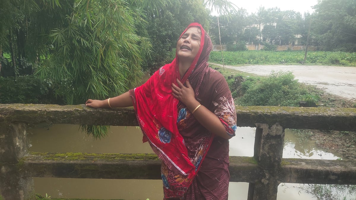 এই সেতুর ওপরই ছেলেকে পিটিয়ে হত্যা করা হয়েছে। সেখানে দাঁড়িয়ে সে যন্ত্রণা যেন আরও একবার উপলব্ধি করলেন রিহানের মা খাদিজা আকতার। গতকাল দুপুরে চট্টগ্রামের ফটিকছড়ির কাঞ্চননগর গ্রামে