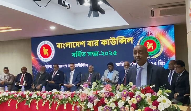 বাংলাদেশ বার কাউন্সিলের বর্ধিত সভায় অ্যাটর্নি জেনারেল মো. আসাদুজ্জামান বক্তব্য দেন। ঢাকা। ২৩ আগস্ট