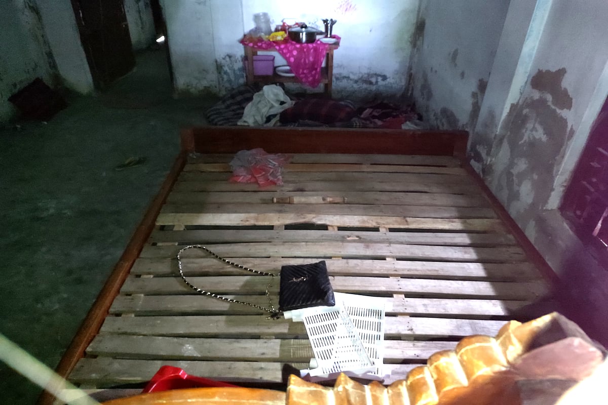 ভাড়া বাড়ির নিচতলার কক্ষে থেকে মা ও মেয়ে অপহৃত হয়েছেন বলে গৃহকর্তা অভিযোগ করেছেন। সেখানে এলোমেলো অবস্থায় পড়ে আছে জিনিসপত্র। আজ সকালে পাবনা জেলা সদরের আরিফপুর কেন্দ্রীয় কবরস্থান এলাকায়