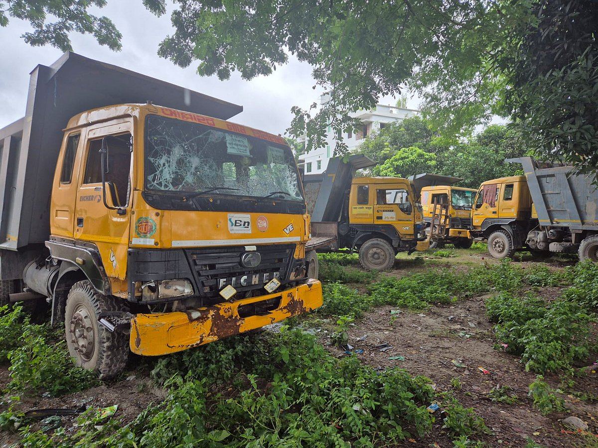 বিসিআইসি বাফার নির্মাণ কাজের চারটি গাড়ি ভাঙচুর করে আটকে রাখা হয়েছে। কাজ বন্ধ রেখেছে ঠিকাদারী প্রতিষ্ঠান। গাড়িগুলো চাঁদপুর ওয়ারলেস সেতুর কাছে পড়ে আছে। শনিবার দুপুরে