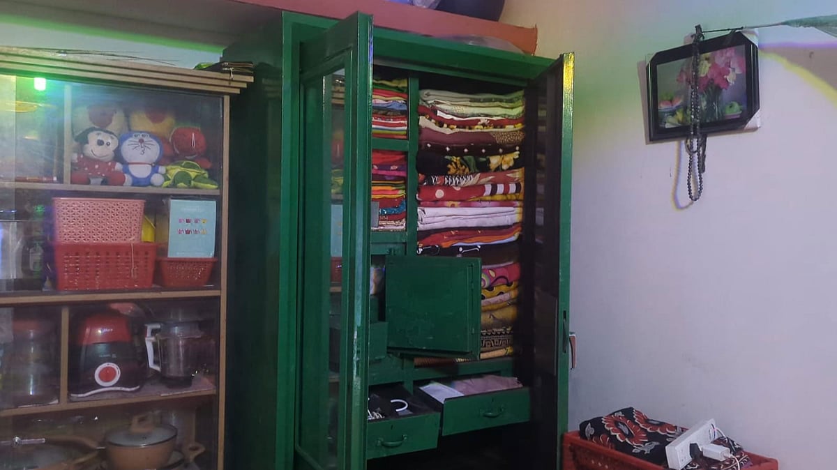 খাবার খেয়ে পরিবারের সদস্যরা অচেতন হয়ে পড়লে বাড়িতে ঢুকে আলমারির তালা ভেঙে নগদ টাকা ও স্বর্ণালংকার লুট করে নিয়ে যায় দুর্বৃত্তরা। আজ শনিবার দুপুরে ময়মনসিংহের ভালুকা উপজেলার ধলিয়া গ্রামে