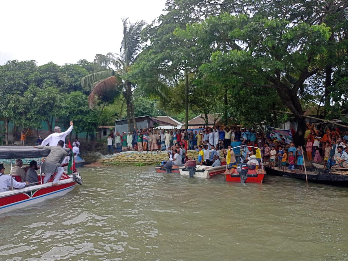 নেত্রকোনার হাওরের গ্রামে গ্রামে ঘুরছেন সাবেক স্বরাষ্ট্র প্রতিমন্ত্রী লুৎফুজ্জামান বাবর। শুক্রবার সকাল থেকে হাওরদ্বীপ উপজেলা হিসেবে খ্যাত খালিয়াজুরিতে অবস্থান করছেন। দীর্ঘদিন পর বাবরকে কাছে পেয়ে কর্মী-সমর্থকরাও উচ্ছ্বসিত