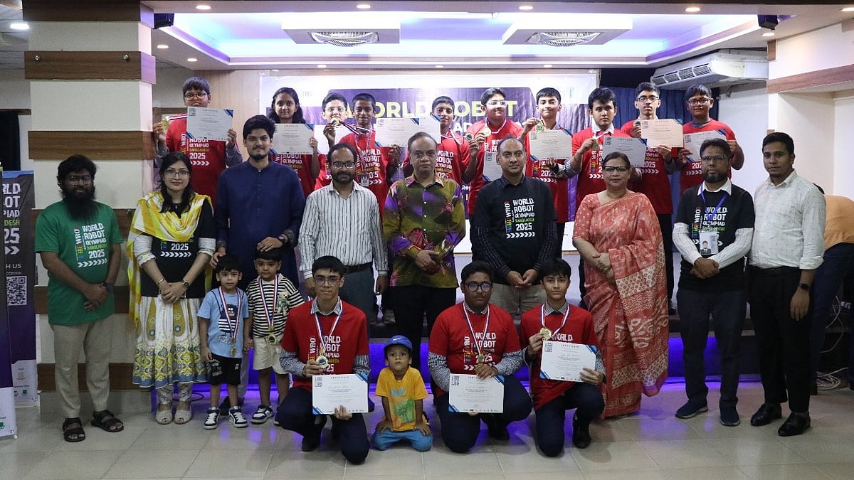 চট্টগ্রাম আঞ্চলিক পর্বে বিজয়ী শিক্ষার্থীদের সঙ্গে অতিথিরা