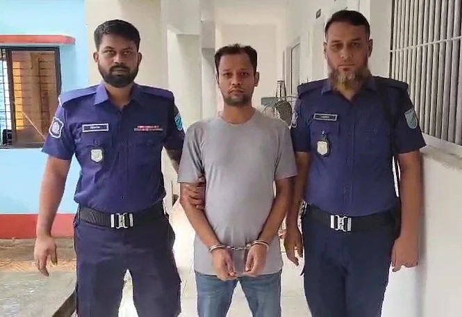 গ্রেপ্তার মাহমুদুর রহমান। আজ শনিবার সকালে সাভার মডেল থানায়