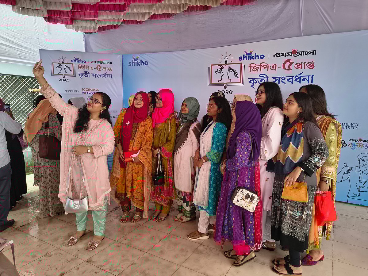 শিখো -প্রথম আলো কৃতী শিক্ষার্থী সংবর্ধনায় যোগ দেওয়া শিক্ষার্থীরা সেলফি তোলে মুহূর্তটাকে স্মৃতি করে রাখেন। শনিবার বেলা সাড়ে ১০টার দিকে যশোর সরকারি বালিকা উচ্চবিদ্যালয় প্রাঙ্গণে