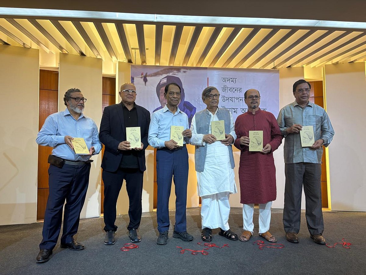 মোড়ক উন্মোচন করা হচ্ছে নিসর্গ মানব ইনাম আল হক গ্রন্থের। (বাঁ থেকে) নিয়াজ আবদুর রহমান, এনায়েতুল্লাহ খান, ইনাম আল হক, আবদুল্লাহ আবু সায়ীদ, গোলাম শফিক ও জালাল আহমেদ। শনিবার বিকেলে রাজধানীর বিশ্বসাহিত্য কেন্দ্রে