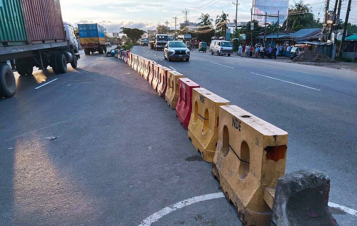বিপজ্জনক ইউটার্নটি দিয়ে যানবাহন চলাচল বন্ধ করে দেওয়া হয়েছে। শনিবার বিকেলে ঢাকা-চট্টগ্রাম মহাসড়কের কুমিল্লা সদর দক্ষিণ উপজেলার পদুয়ার বাজার বিশ্বরোড সংলগ্ন উত্তর রামপুর এলাকায়