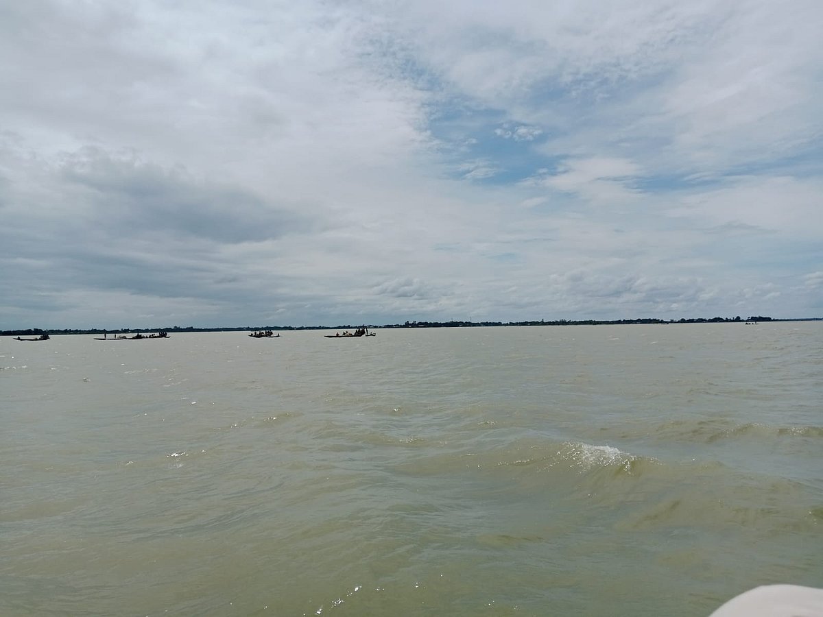 ধারাম হাওরে ট্রলারডুবে শিশু ও বৃদ্ধ নিখোঁজ