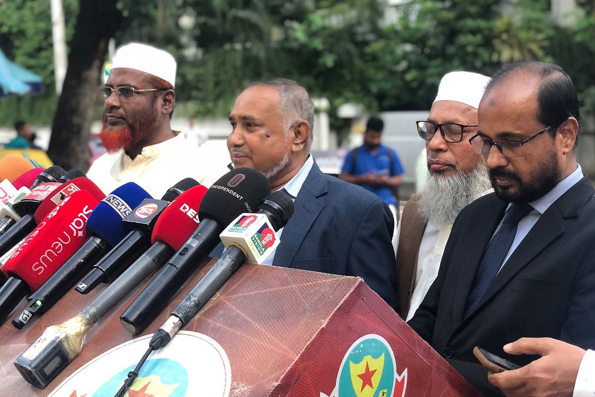 জামায়াতে ইসলামীর নেতা সৈয়দ আবদুল্লাহ মুহাম্মদ তাহের পাকিস্তানের পররাষ্ট্রমন্ত্রী ইসহাক দারের সঙ্গে বৈঠক শেষে সাংবাদিকদের সঙ্গে কথা বলেন। ঢাকা, ২৩ আগস্ট