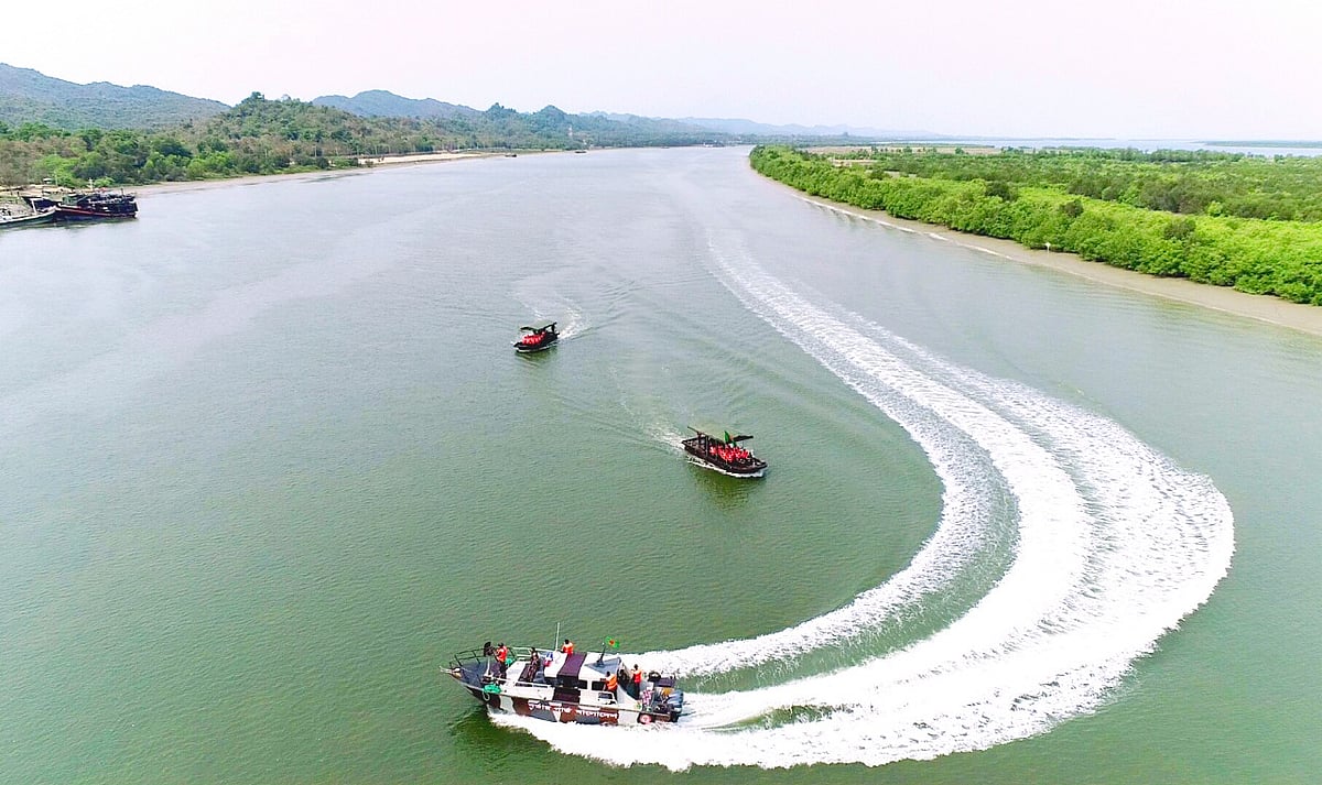 রোহিঙ্গা অনুপ্রবেশ বন্ধে টেকনাফের নাফ নদীতে বিজিবির টহল। আজ সকালে