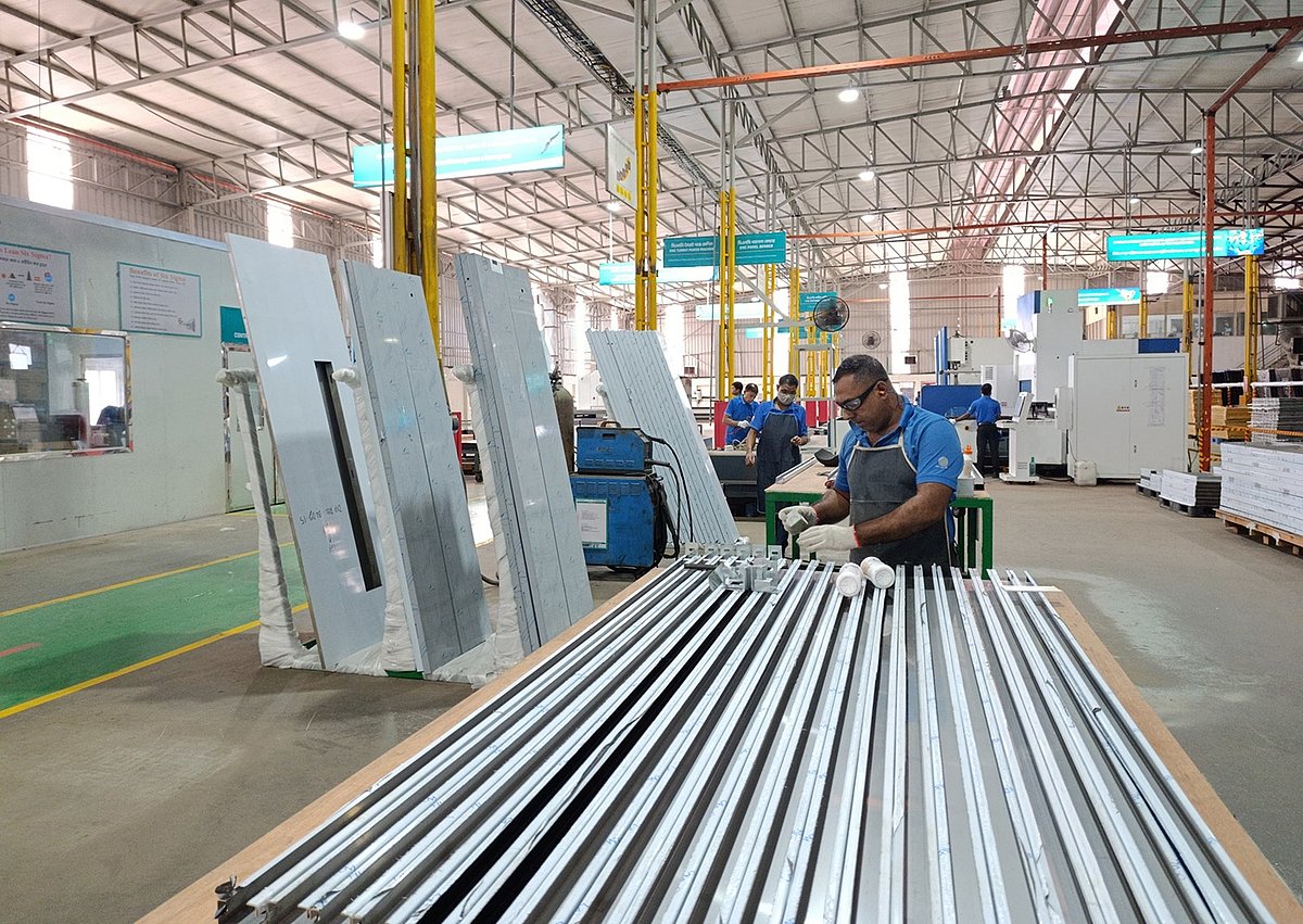 নরসিংদীর পলাশ উপজেলায় অবস্থিত ডাঙ্গা ইন্ডাস্ট্রিয়াল পার্কে প্রাণ-আরএফএলের কারখানায় তৈরি হচ্ছে লিফট। ২০১৮ সাল থেকে  প্রপার্টি লিফটস ব্র্যান্ড নামে এসব লিফট বাজারজাত করছে কোম্পানিটি