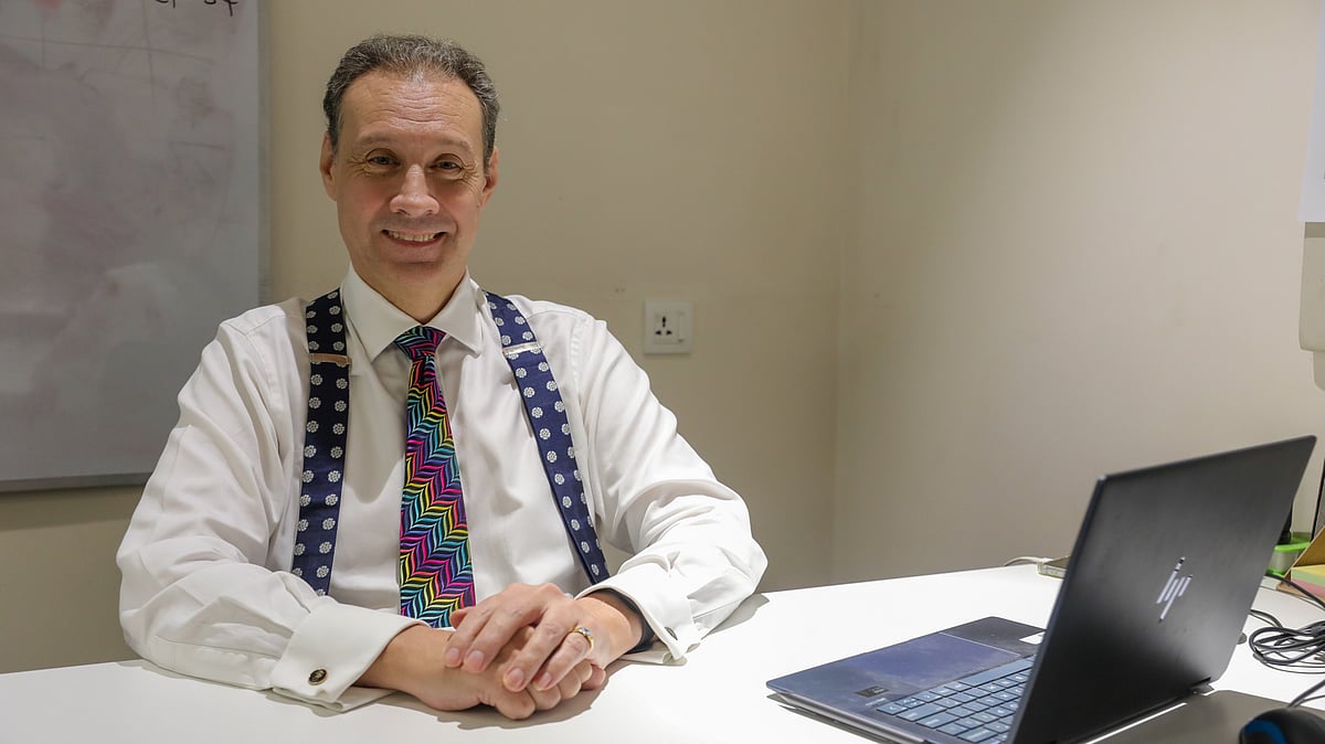 ইউনিভার্সেল কলেজ বাংলাদেশের (ইউসিবিডি) প্রেসিডেন্ট ও প্রোভোস্ট অধ্যাপক হিউ গিল