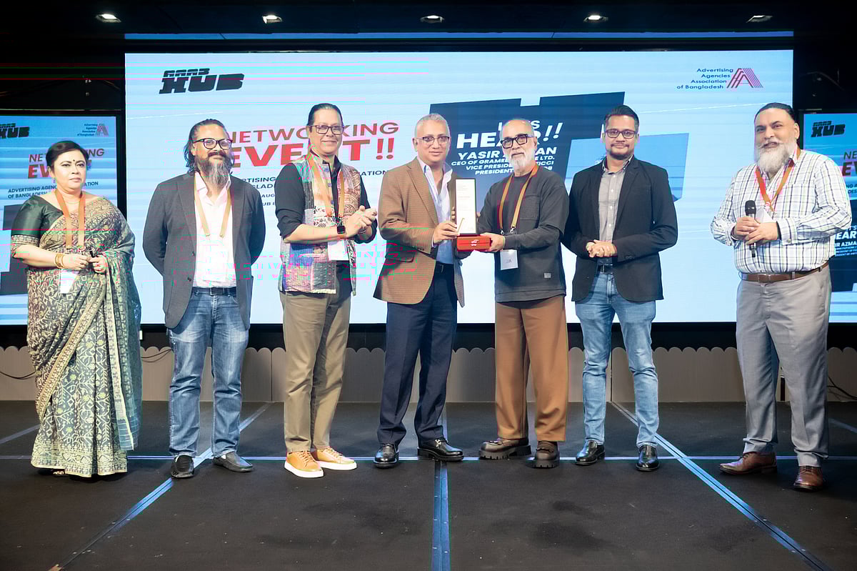‘নেটওয়ার্কিং হাব’ অনুষ্ঠানে এএএবির পক্ষ থেকে গ্রামীণফোনের সিইও ইয়াসির আজমানকে সম্মাননা ক্রেস্ট দেওয়া হয়