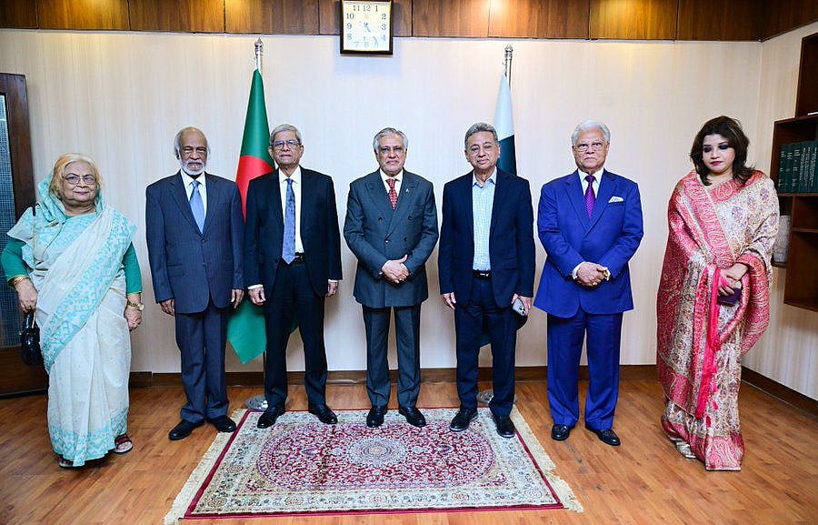 পাকিস্তানের উপপ্রধানমন্ত্রী ও পররাষ্ট্রমন্ত্রী ইসহাক দারের (মাঝে) সঙ্গে বিএনপির প্রতিনিধিদল। ঢাকায় পাকিস্তান হাইকমিশন। ২৩ আগস্ট