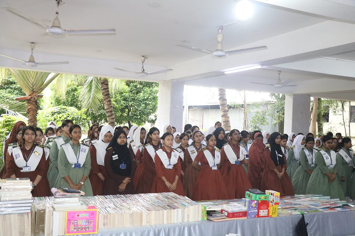 রাজধানীর মাইলস্টোন স্কুল অ্যান্ড কলেজে প্রথমা বইমেলায় শিক্ষার্থীরা