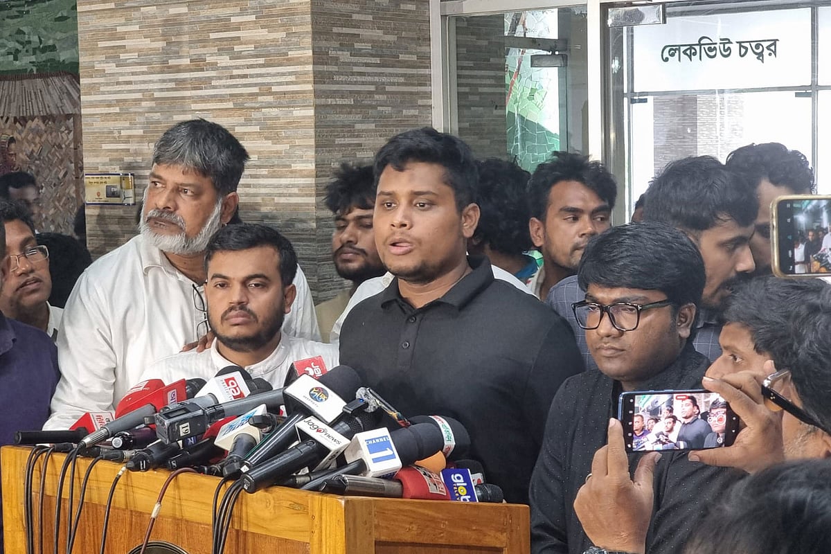 সংসদীয় আসনের সীমানা পুনর্নির্ধারণের শুনানিতে বিএনপির নেতা-কর্মীদের সঙ্গে এনসিপির নেতাদের ধাক্কাধাক্কি ও মারধরের ঘটনার পর সংবাদ সম্মেলন করেন হাসনাত আবদুল্লাহ। আজ রোববার বিকেলে রাজধানীর আগারগাঁওয়ে নির্বাচন ভবনে