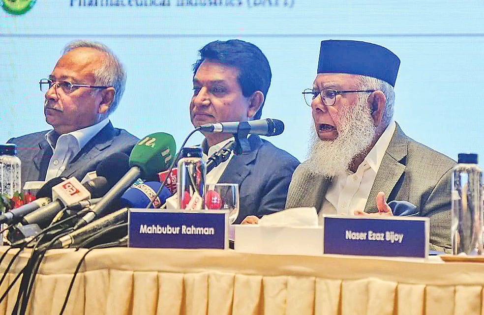 সংবাদ সম্মেলনে বক্তব্য দিচ্ছেন আইসিসিবির সভাপতি মাহবুবুর রহমান। পাশে এ কে আজাদ ও কামরান টি রহমান (বাঁয়ে)। গতকাল রাজধানীর একটি হোটেলে