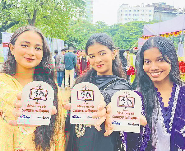 কুমিল্লায় ক্রেস্ট হাতে শিক্ষার্থীদের উচ্ছ্বাস। গতকাল কুমিল্লা জিলা স্কুল প্রাঙ্গণে