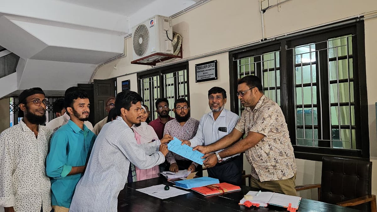 রাকসু নির্বাচনের মনোনয়ন ফরম বিতরণ শুরু হয়েছে। আজ রোববার দুপুরে রাকসুর কোষাধ্যক্ষের কার্যালয়ে