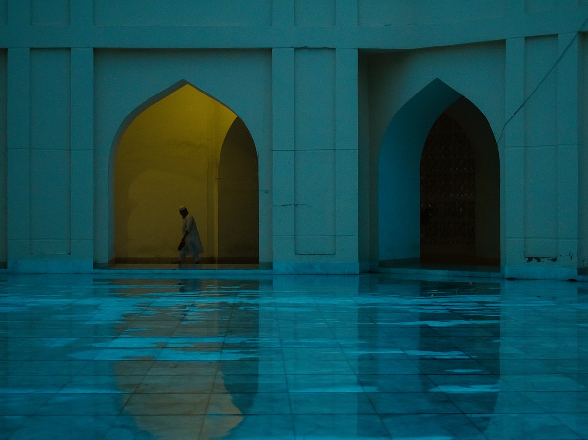 ভোরের নিস্তব্ধ সময়ে, যখন দুনিয়া ঘুমে আচ্ছন্ন