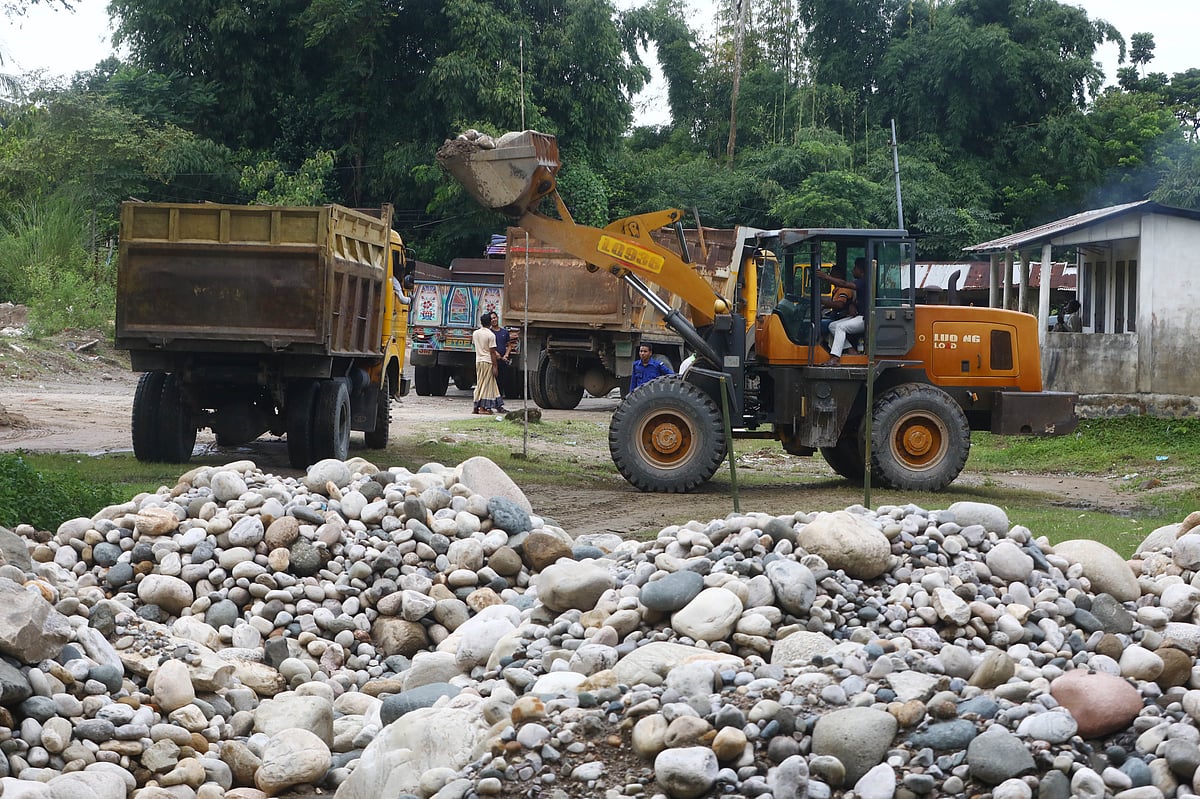 ভোলাগঞ্জ থেকে লুট হওয়া পাথর উদ্ধারের পর ট্রাকে তোলা হচ্ছে। এ সব পাথর ফিরিয়ে নেওয়া হবে সাদাপাথর পর্যটনকেন্দ্রে। আজ রোববার সিলেট সদরের ধোপাগুল এলাকায়