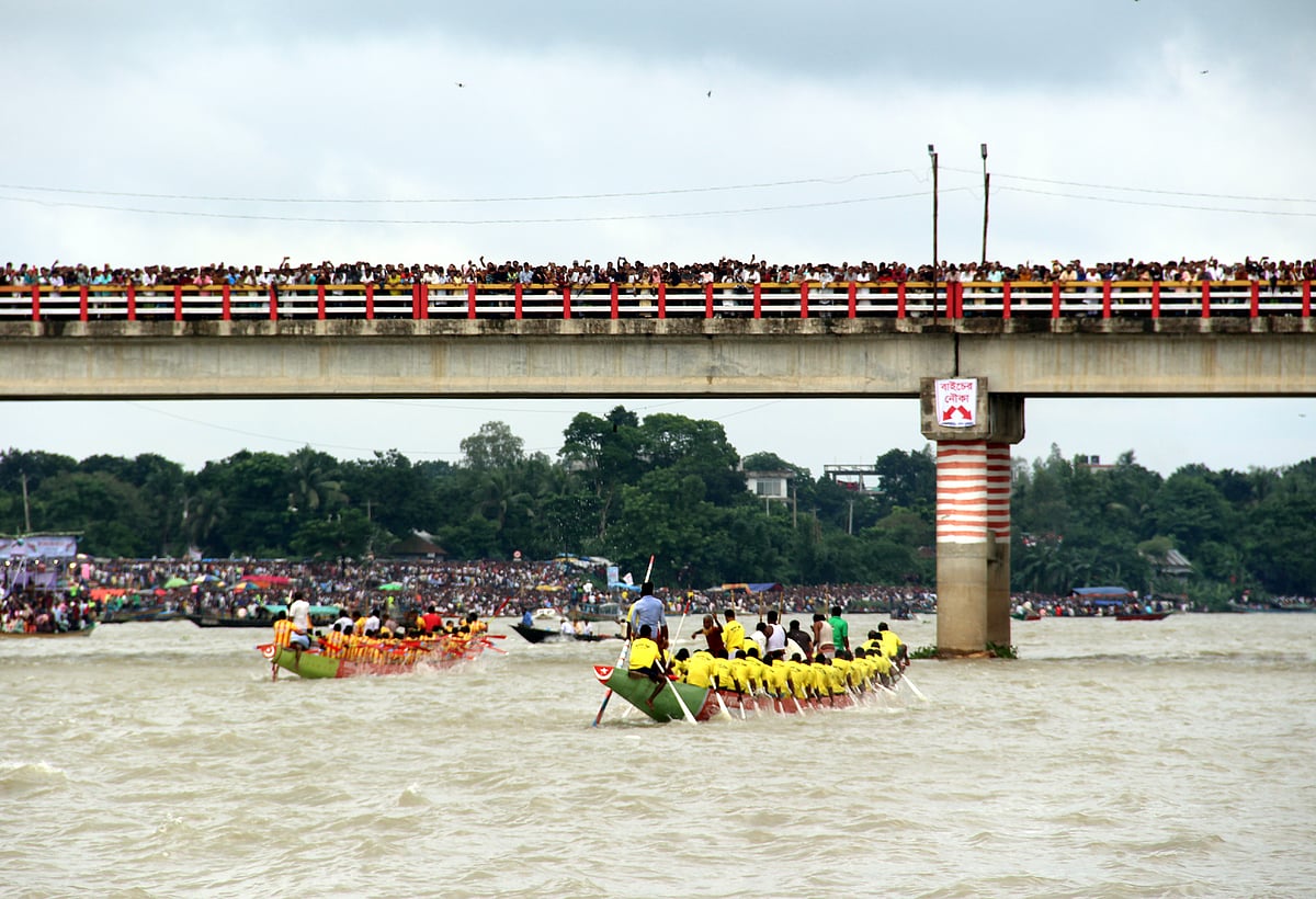 মানিকগঞ্জ পৌর এলাকায় কালীগঙ্গা নদীতে ঐতিহ্যবাহী নৌকাবাইচ প্রতিযোগিতার আয়োজন করে জেলা প্রশাসন