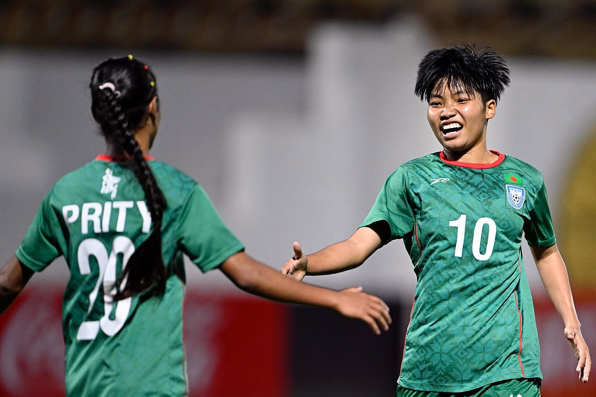 বাংলাদেশের প্রথম গোলটি থুইনু মারমার (ডানে)