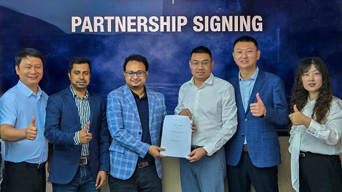 চুক্তিতে স্বাক্ষর করেন টিসিএল এপিবিজির মহাব্যবস্থাপক ঝাং গুয়ারং ও ডিএক্স হাইটেক ইন্ডাস্ট্রিজ লিমিটেডের প্রতিষ্ঠাতা ও প্রধান নির্বাহী কর্মকর্তা (সিইও) দেওয়ান কানন (বাঁ থেকে তৃতীয়)