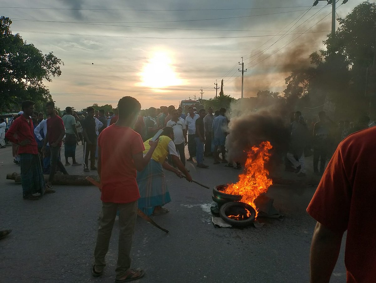 নির্বাচন কমিশন কার্যালয়ে রুমিন ফারহানার ওপর হামলার অভিযোগে ঢাকা-সিলেট মহাসড়ক অবরোধ করে বিক্ষোভ। রোববার সন্ধ্যায় ব্রাহ্মণবাড়িয়ার সরাইল উপজেলার শাহবাজপুর এলাকায়