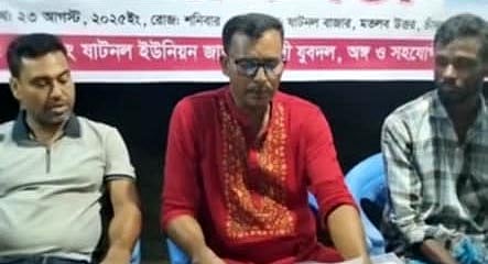 সংবাদ সম্মেলনে বহিষ্কৃত যুবদল নেতা মাহবুব মিজি (মাঝে)। গতকাল শনিবার রাত নয়টার দিকে চাঁদপুরের মতলব উত্তর উপজেলার ষাটনল এলাকায়
