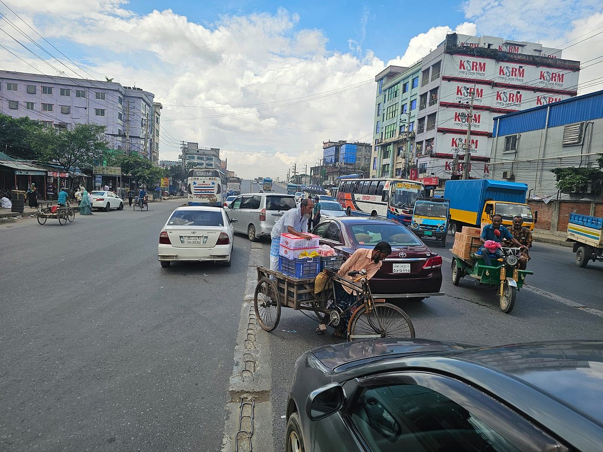 ঢাকাগামী উড়ালসড়কের নিচে গাড়িগুলোর চলাচল একমুখী করা হয়েছে। ১৪ আগস্ট, সকাল ১০টা, টঙ্গী কলেজগেট