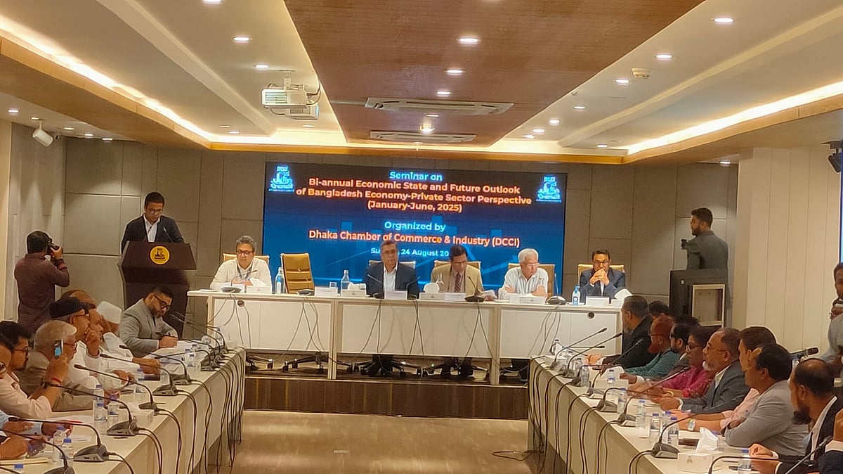 ঢাকা চেম্বারের সেমিনারে উপস্থিত অতিথিরা