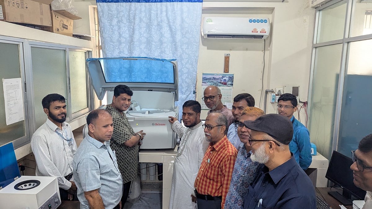 অটো অ্যানালাইজার উদ্বোধন করেছেন  চট্টগ্রাম বিশ্ববিদ্যালয়ের সহ–উপাচার্যসহ অতিথিরা। আজ সকালে বিশ্ববিদ্যালয়ের চিকিৎসা কেন্দ্রে