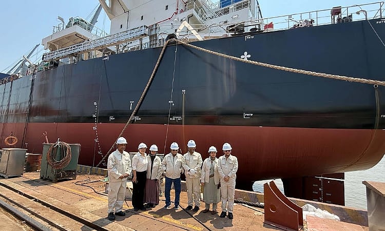 নৌপরিবহন এবং শ্রম ও কর্মসংস্থান উপদেষ্টা ব্রিগেডিয়ার জেনারেল (অব.) এম সাখাওয়াত হোসেন চীনে বাংলাদেশ শিপিং করপোরেশনের (বিএসসি) নির্মাণাধীন জাহাজের অগ্রগতি পরিদর্শন করেন