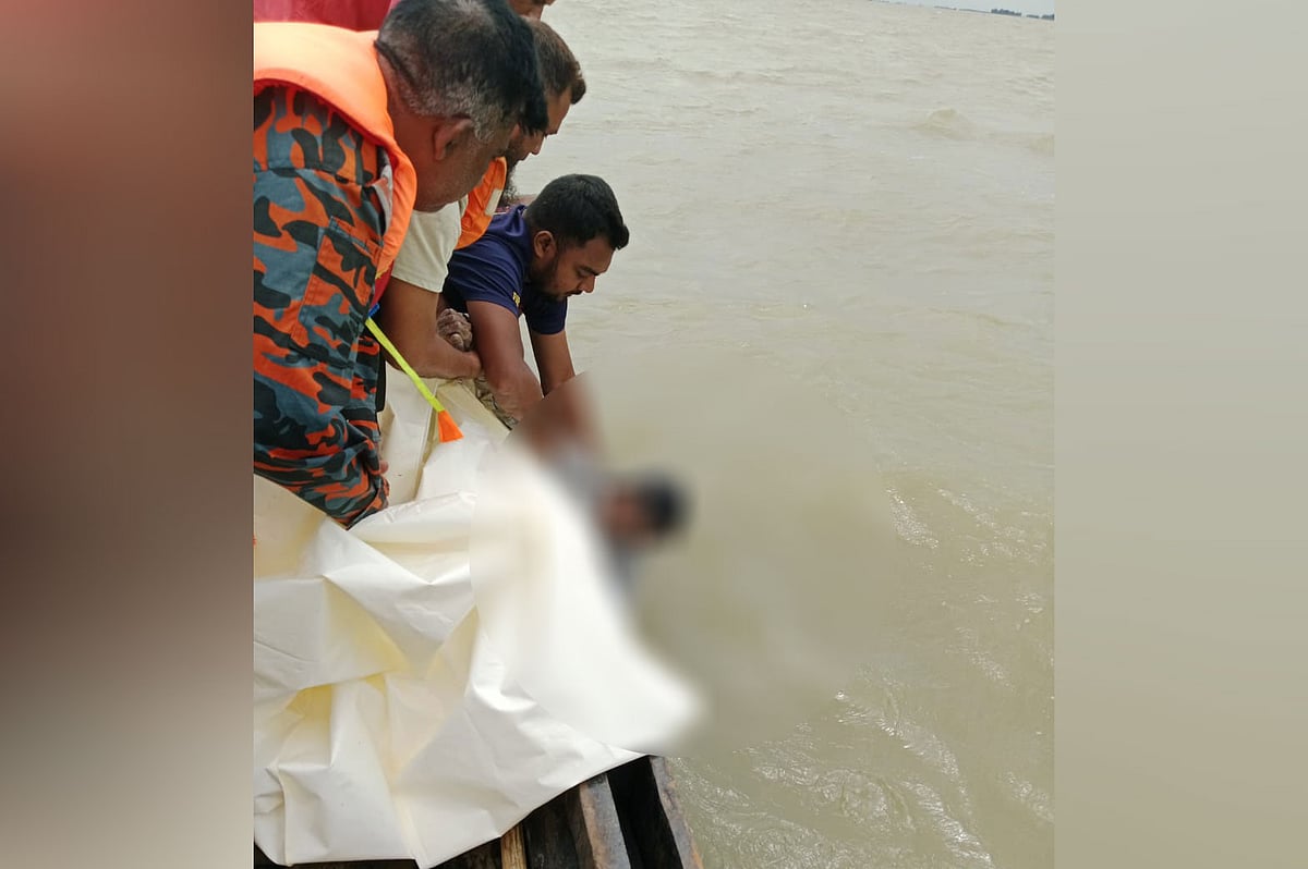 ট্রলারডুবিতে নিখোঁজ সামছুদ্দিনের লাশ উদ্ধার করা হচ্ছে। আজ সকাল সাড়ে ১০টার দিকে ধর্মপাশার ধারাম হাওরের মাগুরিয়াকান্দায়